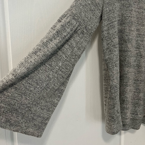 Women’s gray sweater with bell sleeves. Like New condition, size M - Picture 2 of 3